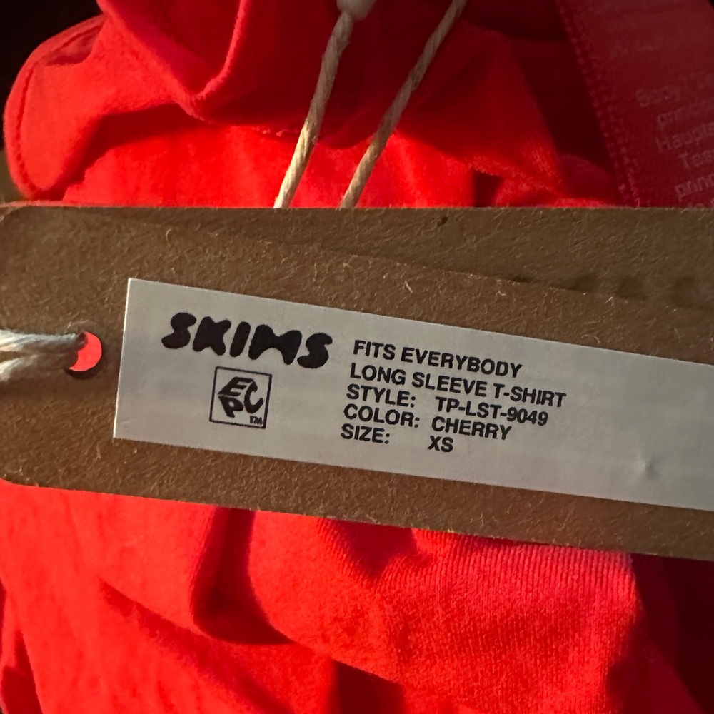 SKIMS Fits Everybody Long-sleeve Cherry - Picture 3 of 3